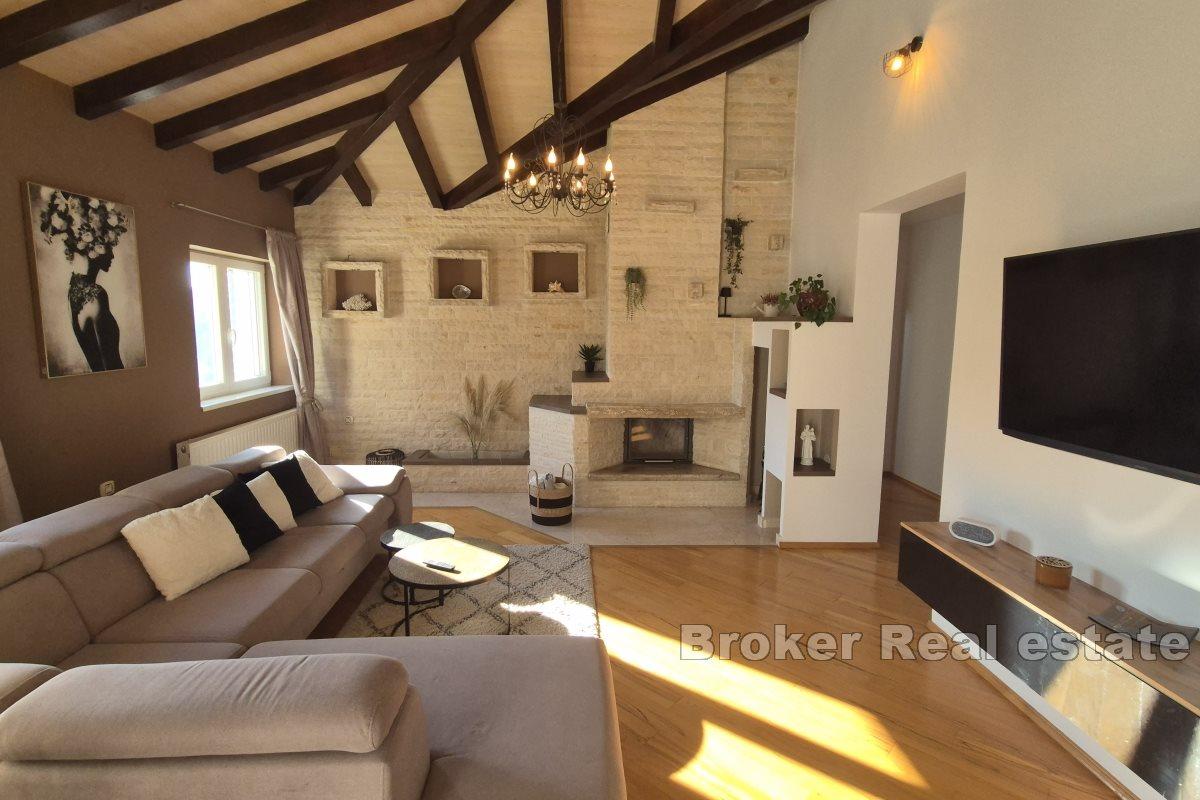 Moderne villa med basseng