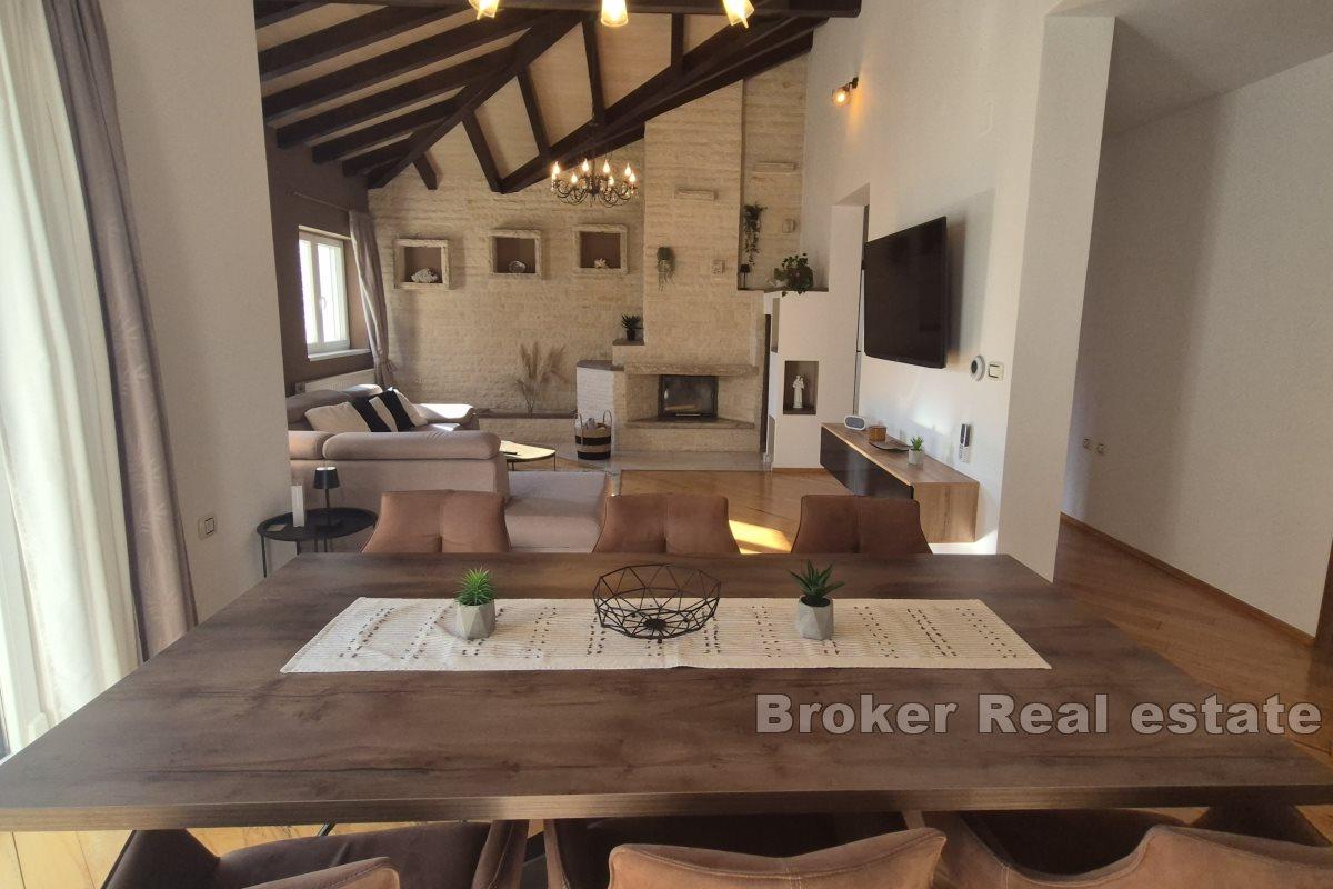 Moderne villa med basseng