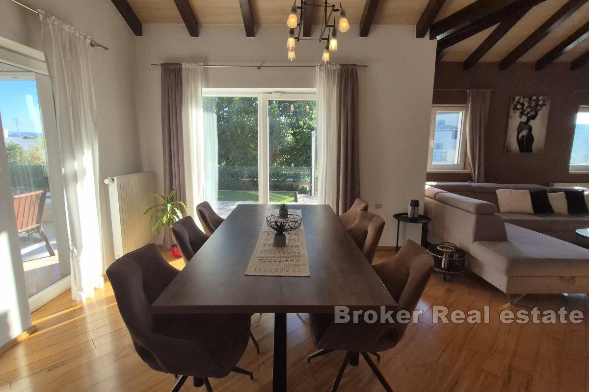 Moderne villa med basseng