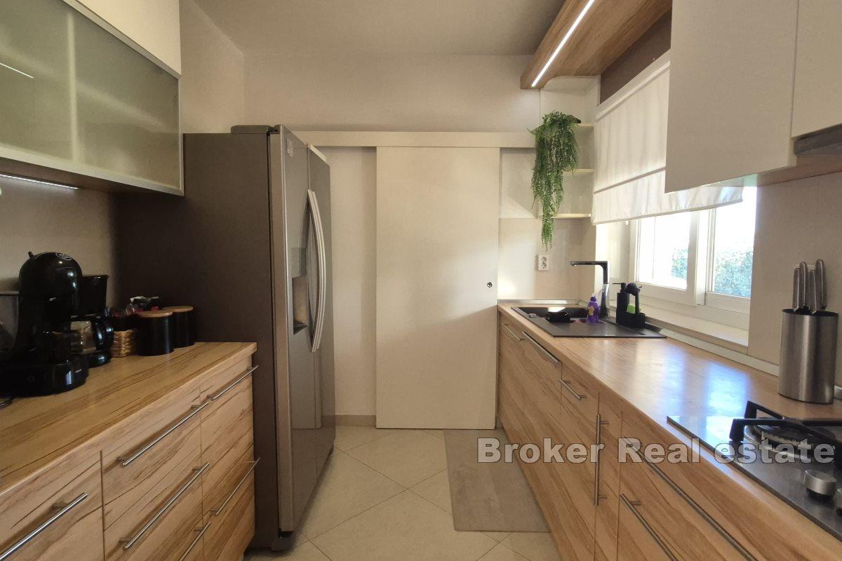 Moderna vila s bazenom