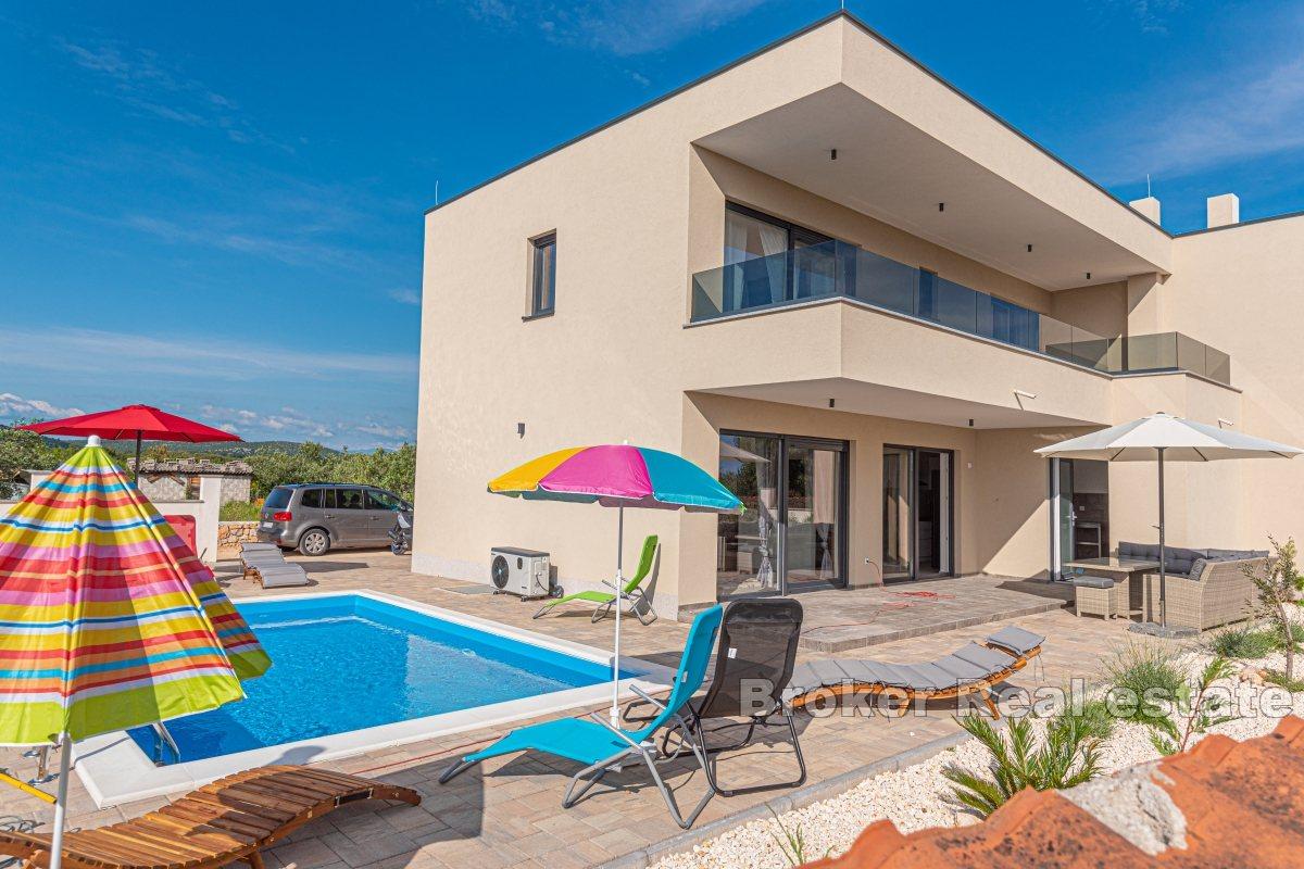 Vila s bazenom