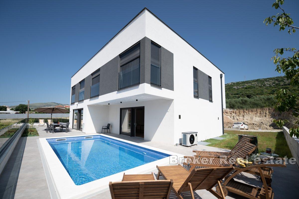 Villa mit Pool und Garage