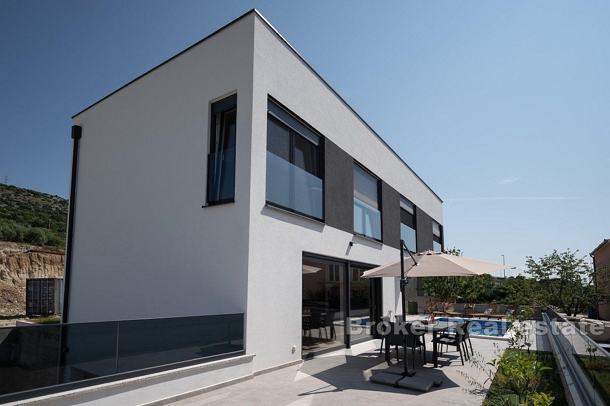 Villa med pool och garage