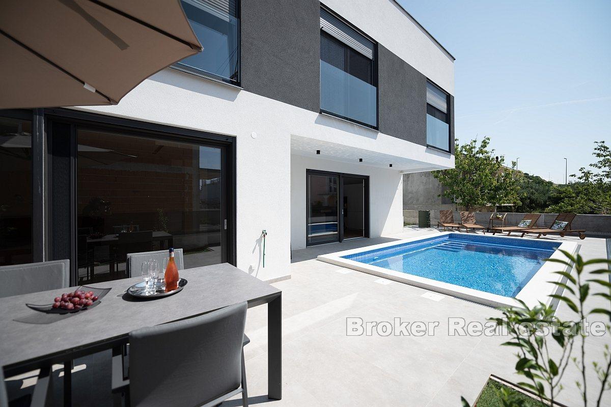 Villa med pool och garage