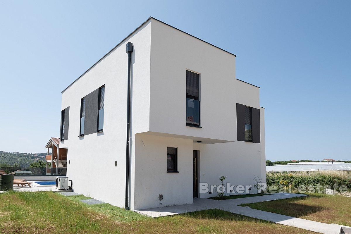 Vila s bazénem a garáží