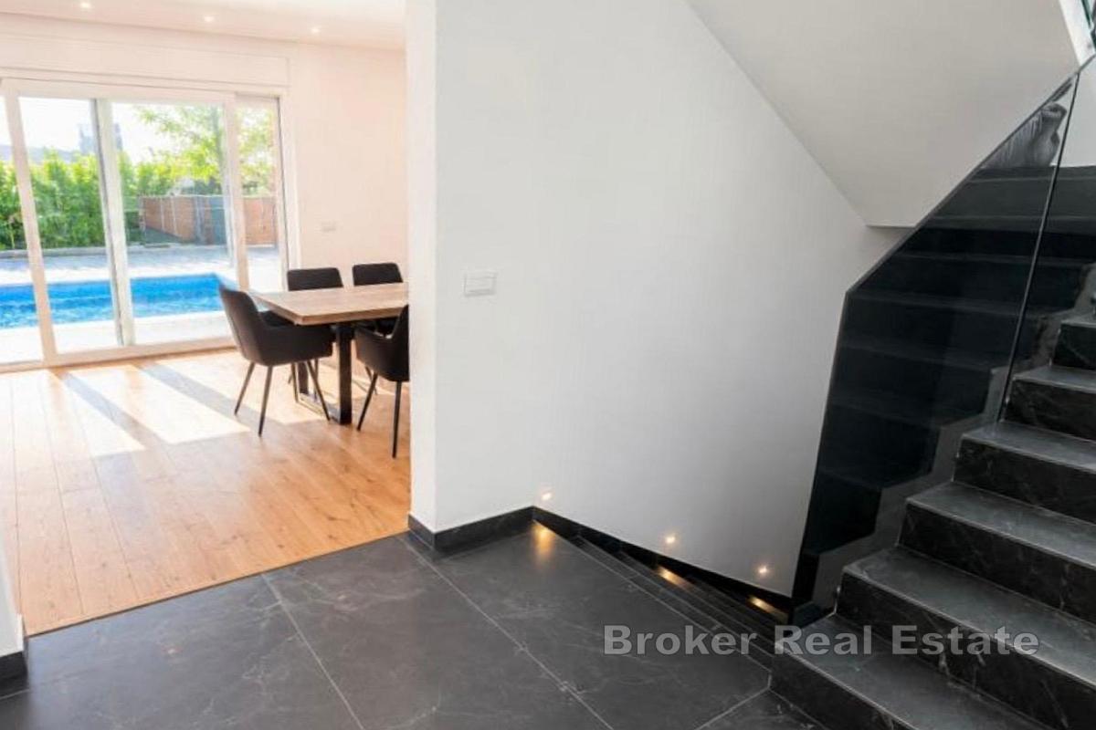 Villa med pool och garage