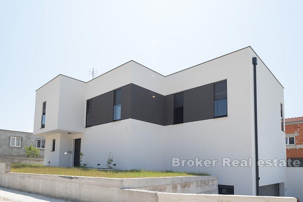 Villa mit Pool und Garage