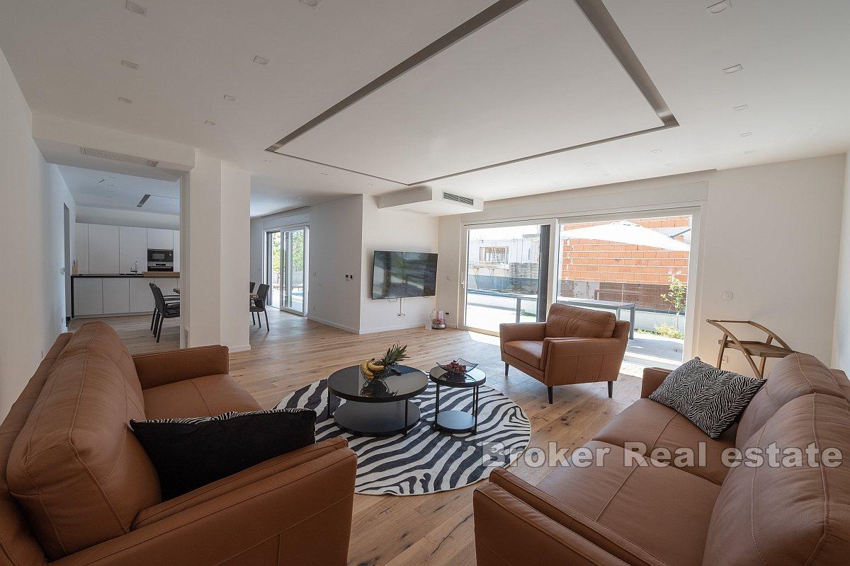 Villa with pool and garage