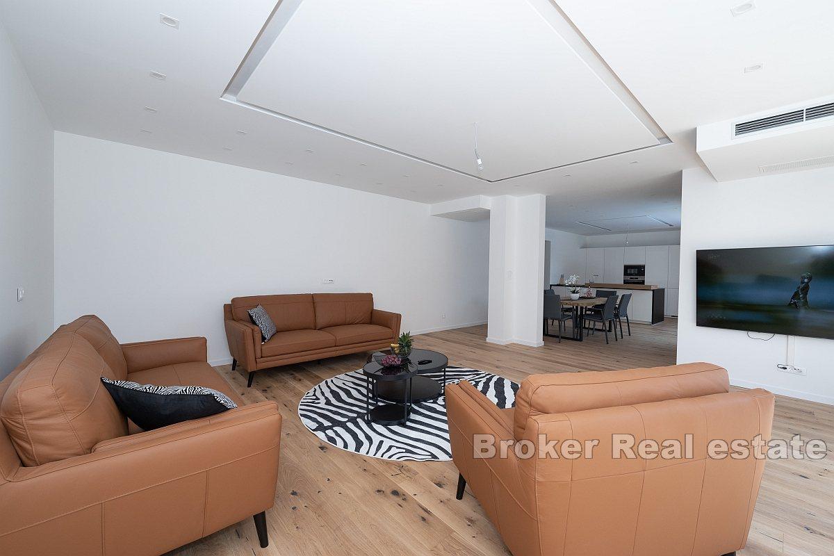 Villa with pool and garage