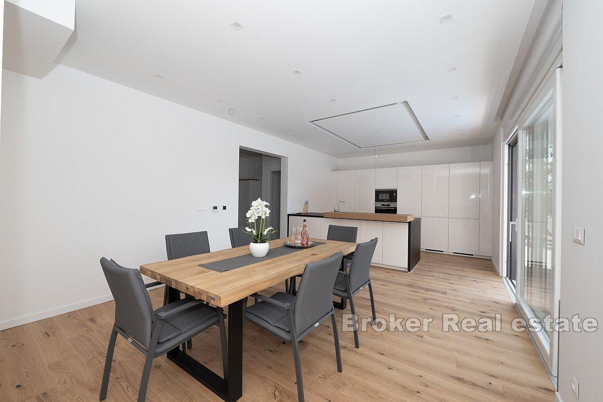 Villa med pool och garage