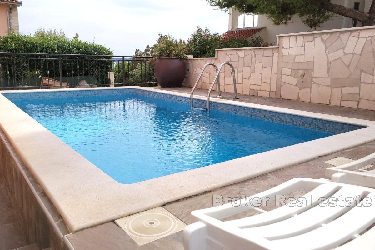 Leilighetshus med havutsikt