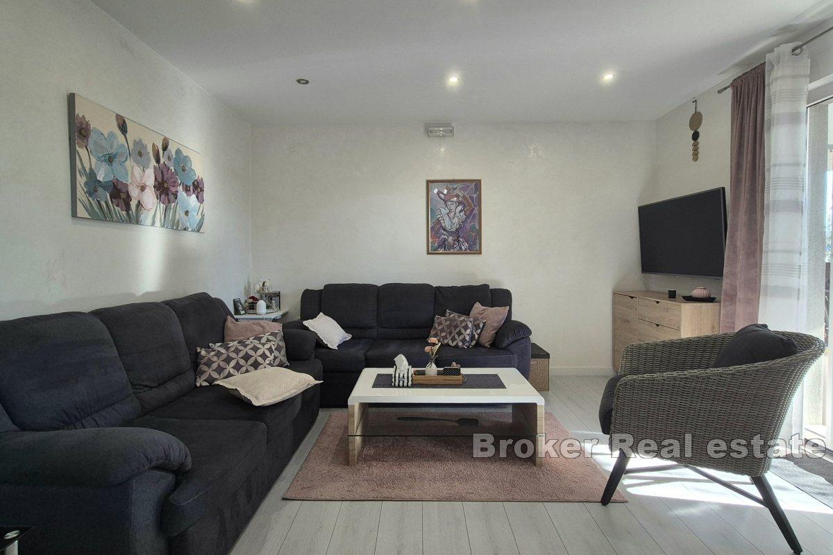 Apartmanska kuća s bazenom