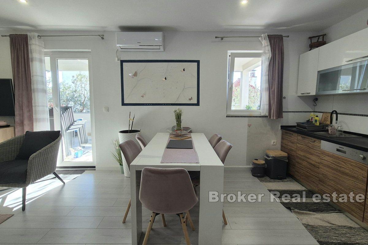 Apartmanska kuća s bazenom