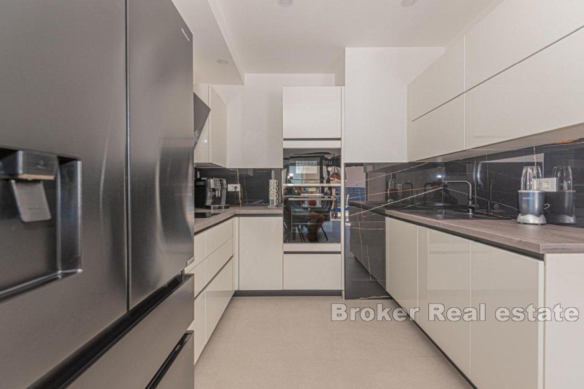 Villa jumelée moderne avec piscine