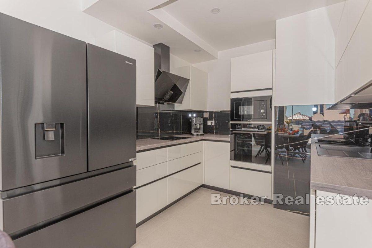 Villa jumelée moderne avec piscine