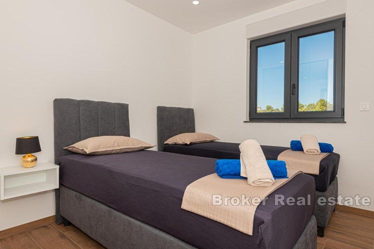 Villa jumelée moderne avec piscine