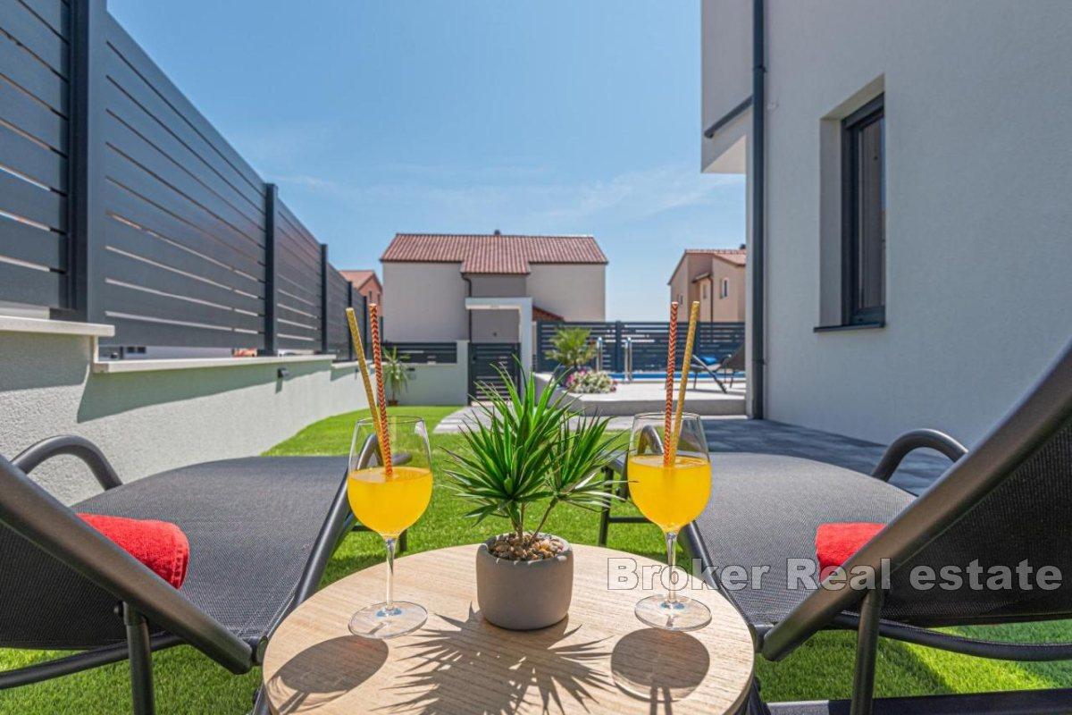 Villa jumelée moderne avec piscine