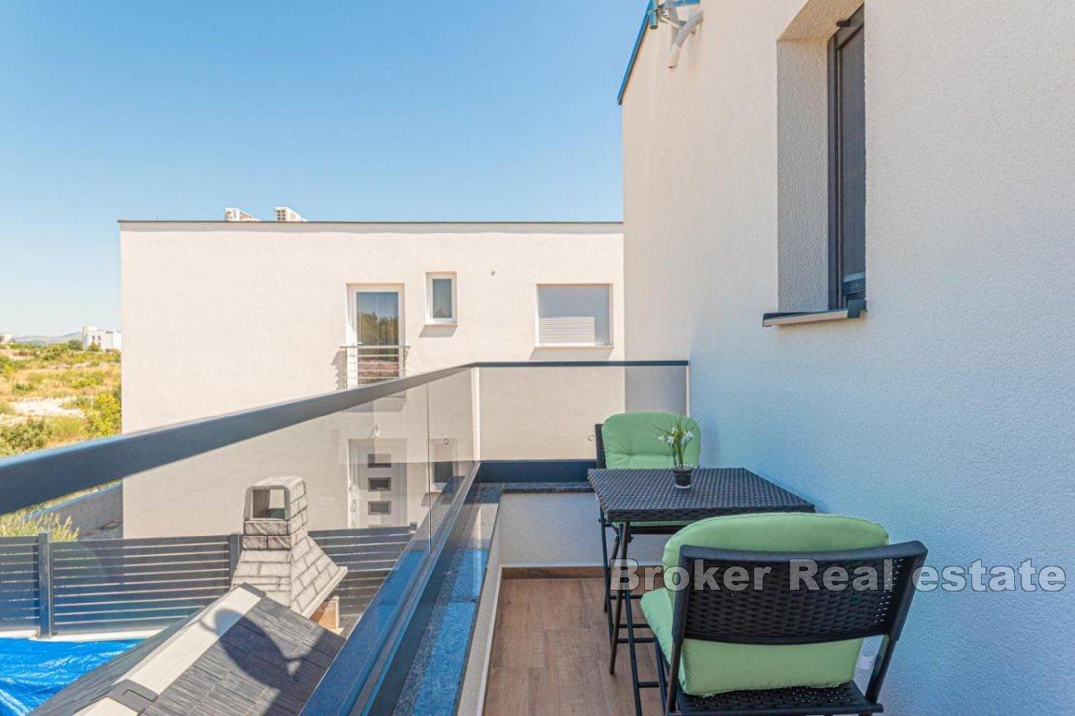 Villa jumelée moderne avec piscine