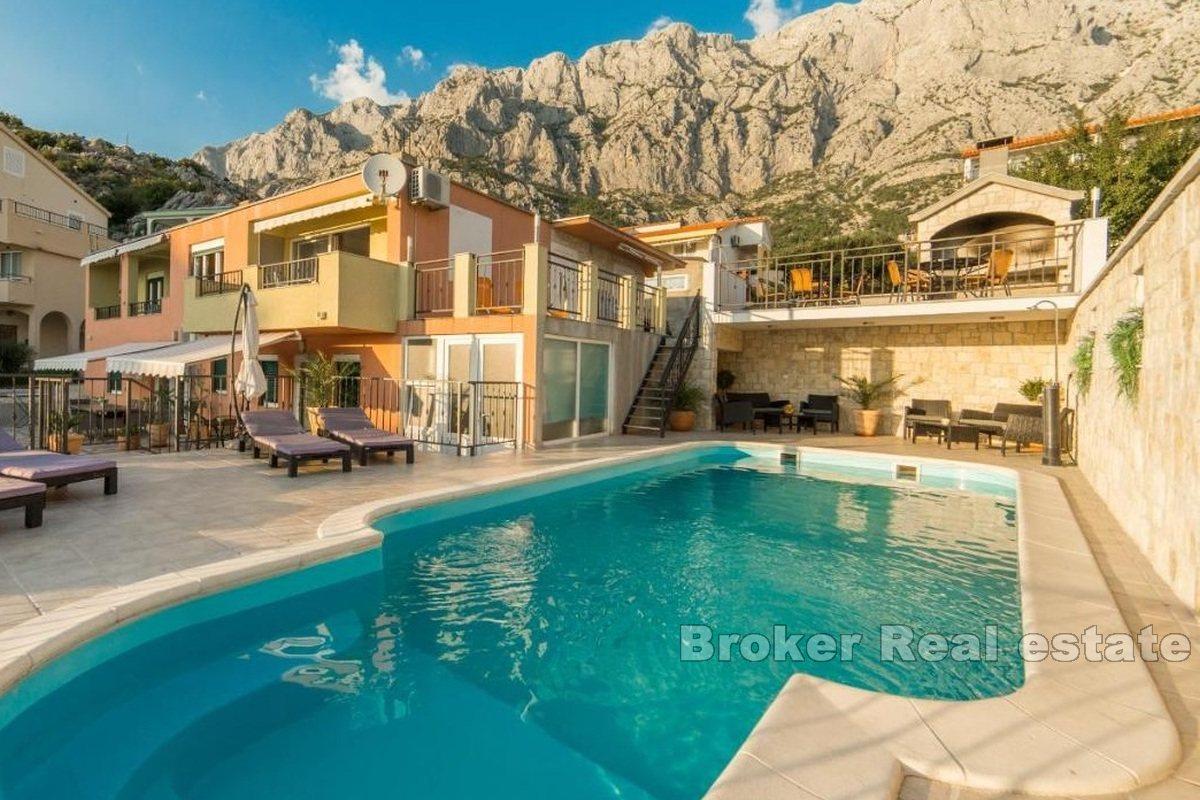 Dom apartamentowy z basenem