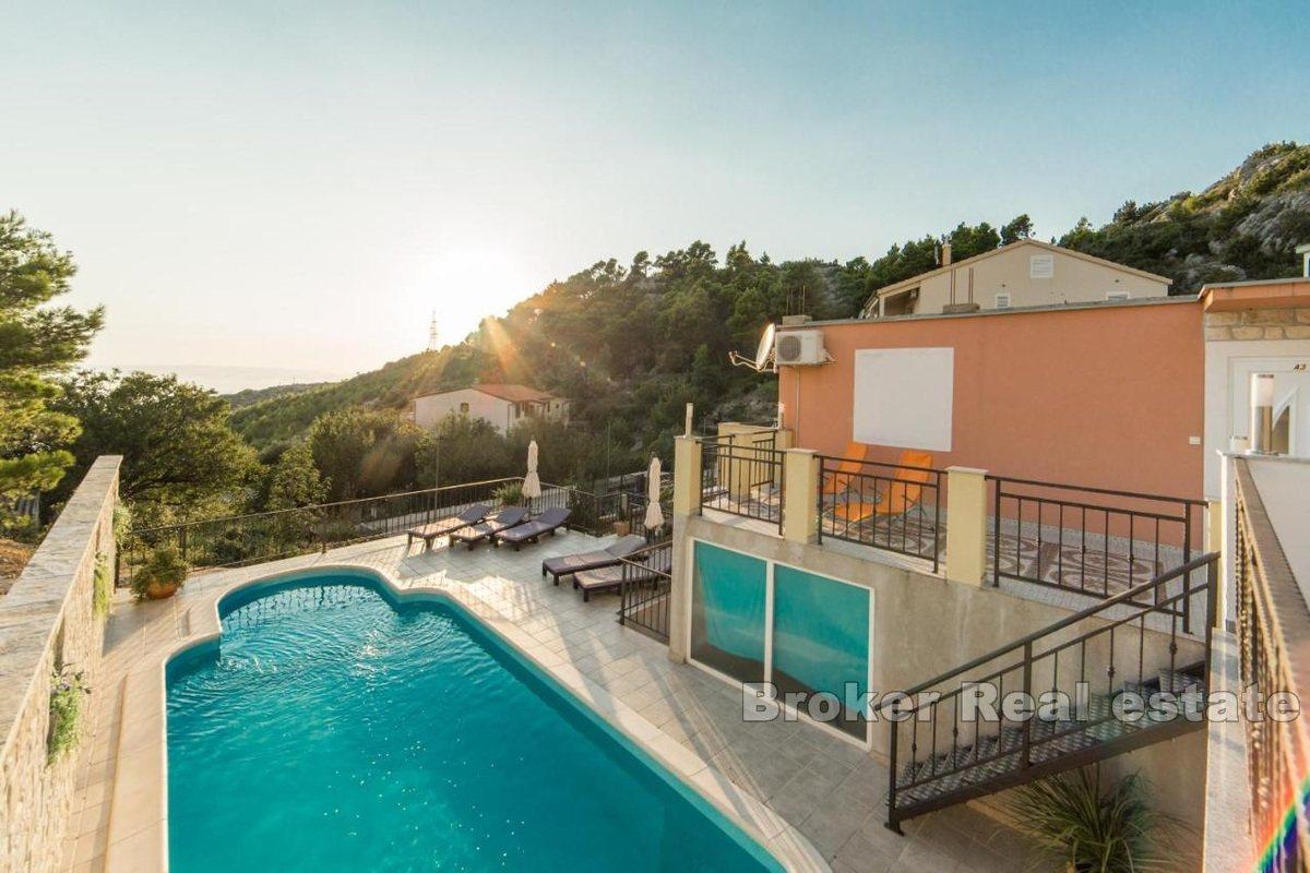 Dom apartamentowy z basenem