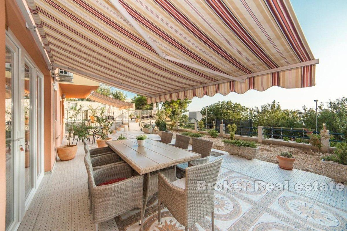 Многоквартирный дом с бассейном