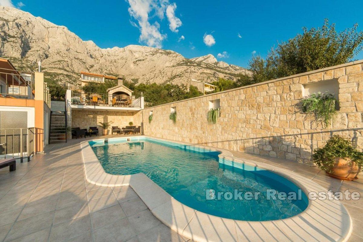 Dom apartamentowy z basenem