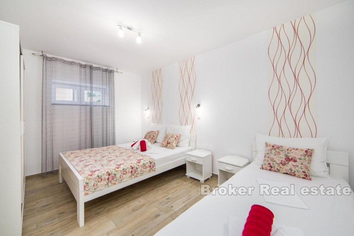 Leilighetshus med svømmebasseng