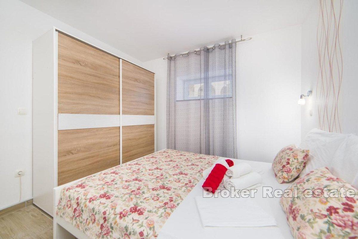 Leilighetshus med svømmebasseng