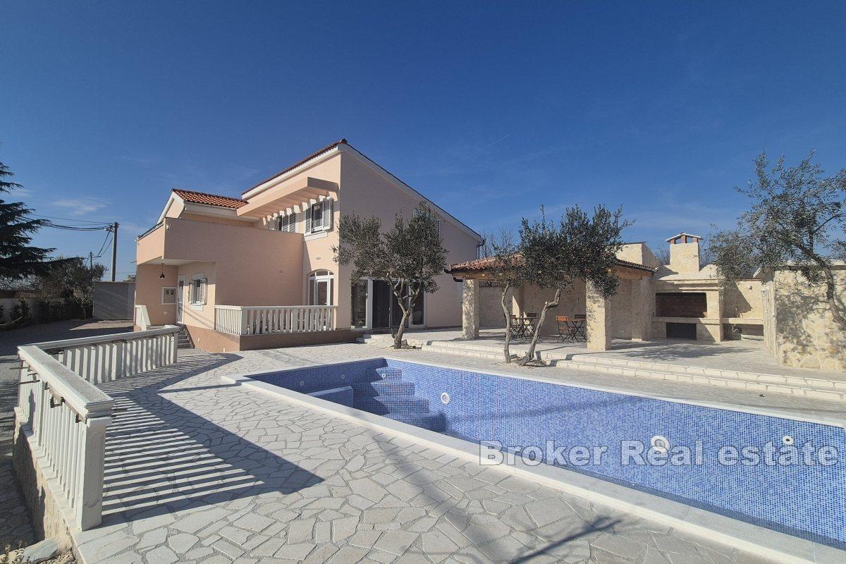 Maison avec piscine et jardin paysager