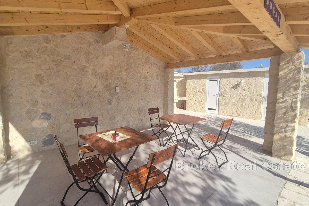 Maison avec piscine et jardin paysager