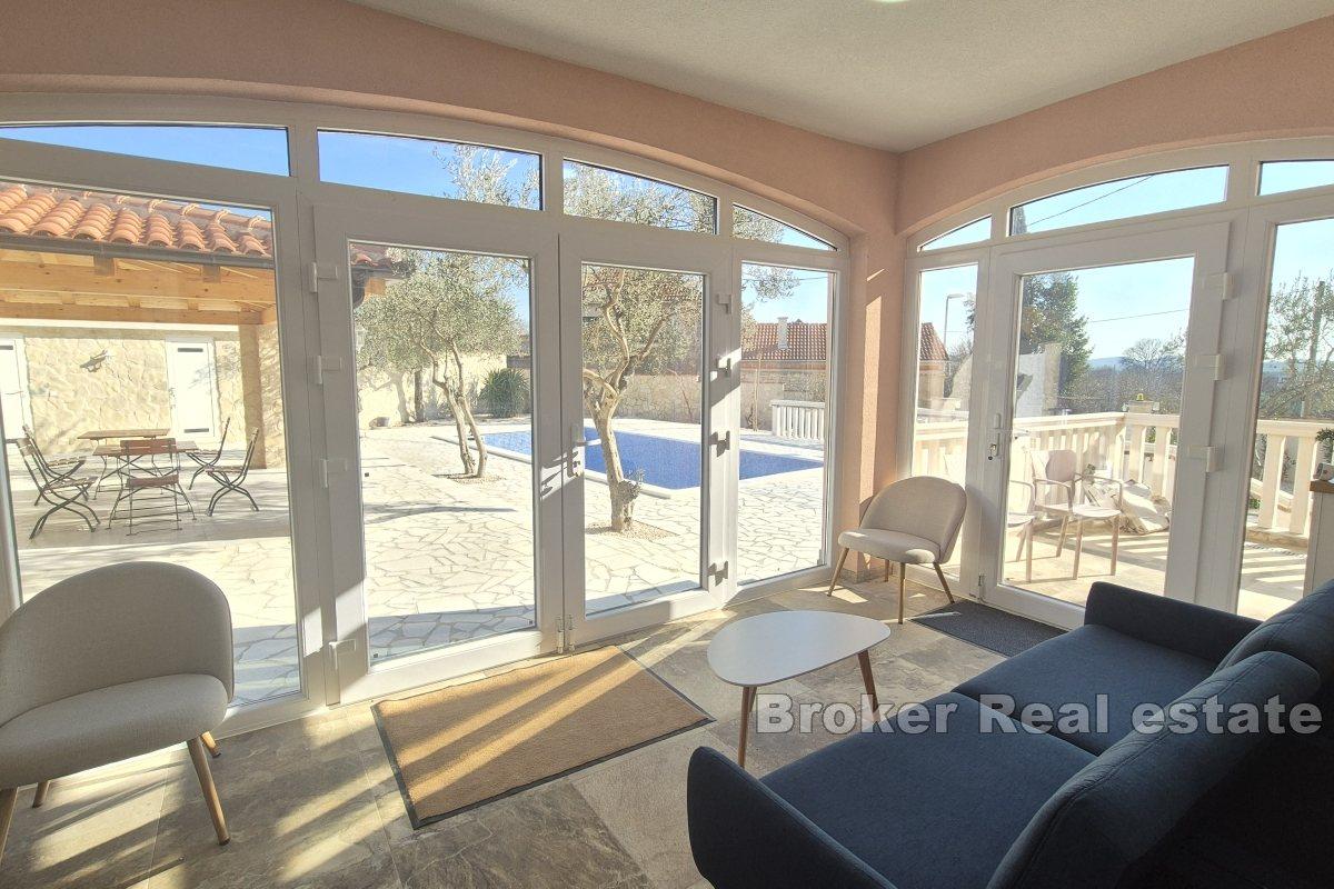 Maison avec piscine et jardin paysager