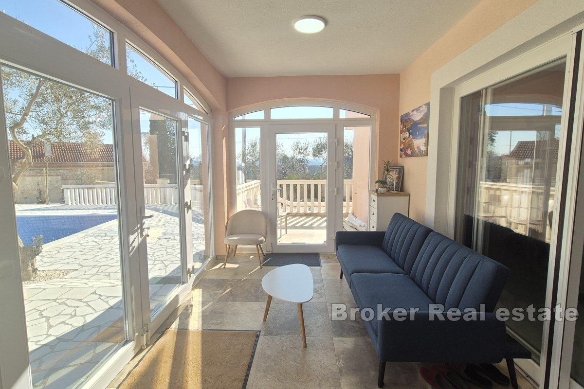 Maison avec piscine et jardin paysager