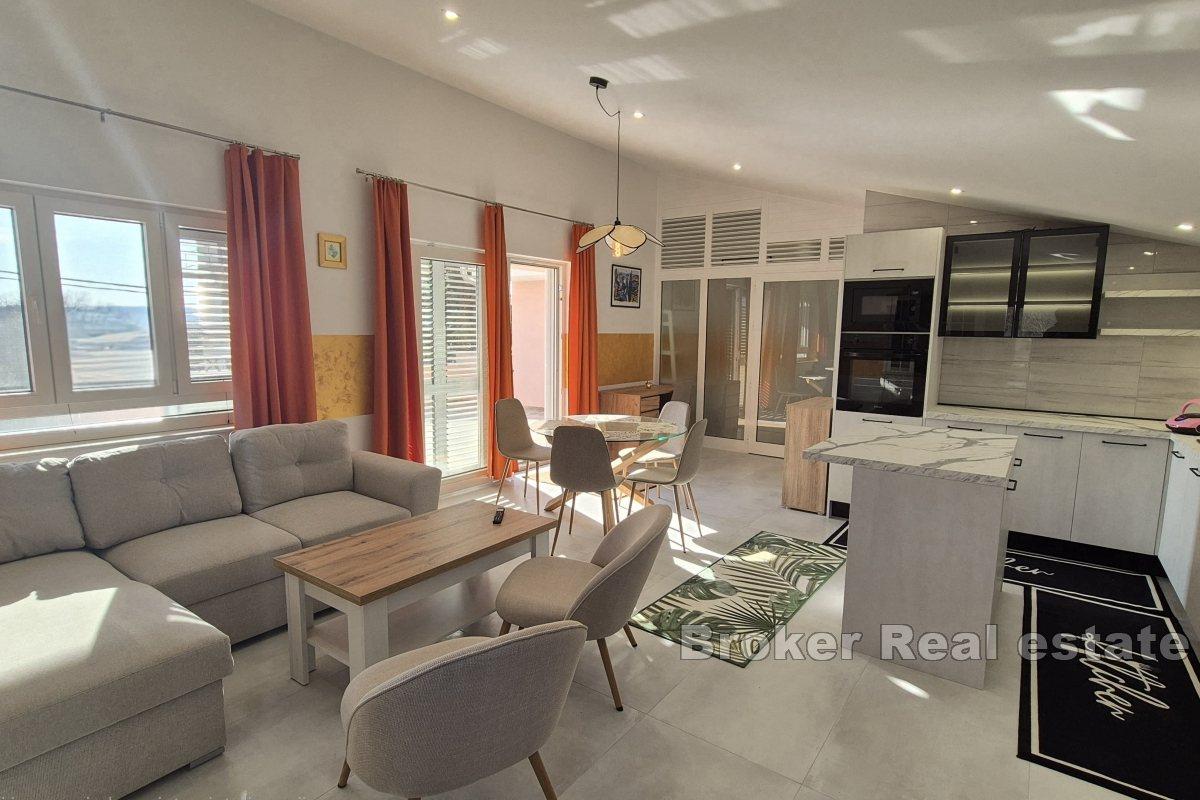 Casa con piscina e cortile paesaggistico