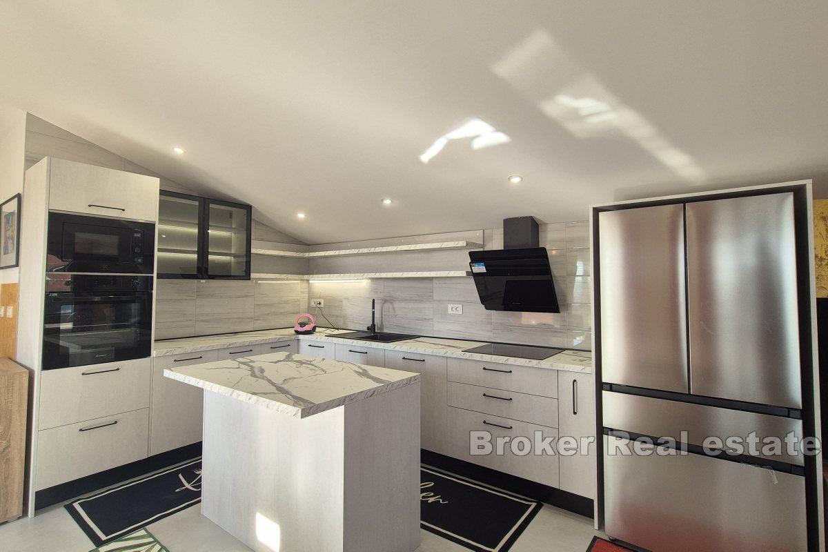 Casa con piscina e cortile paesaggistico