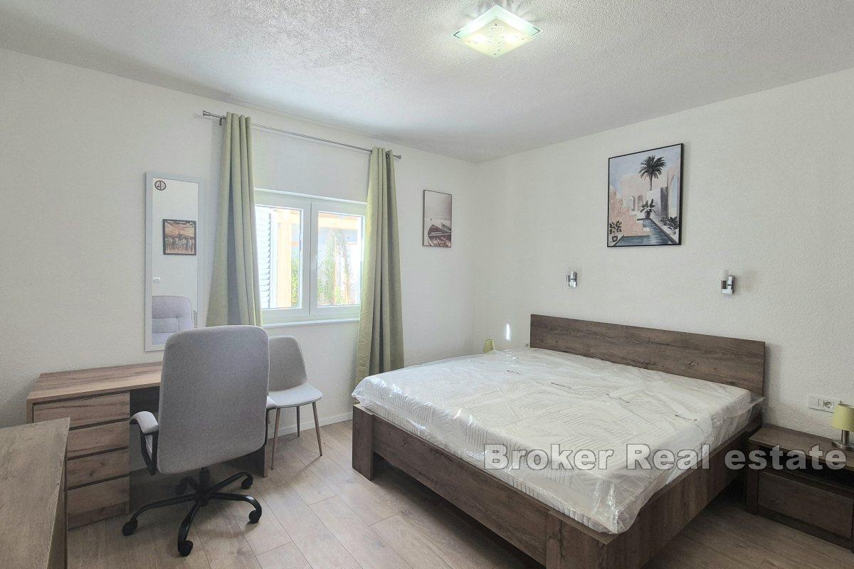 Casa con piscina e cortile paesaggistico