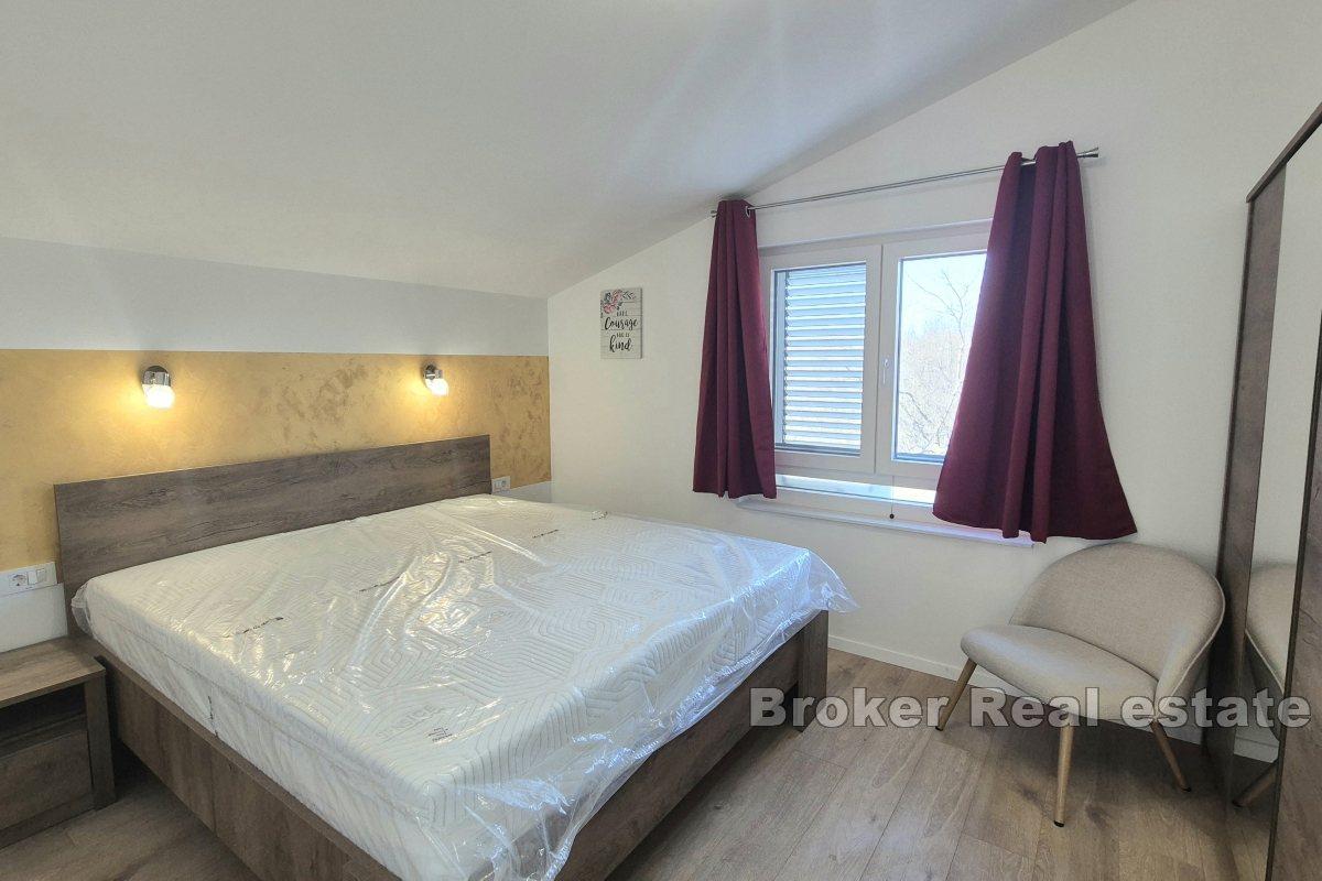 Casa con piscina e cortile paesaggistico