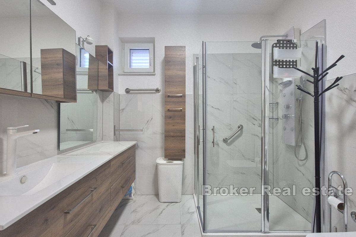 Casa con piscina e cortile paesaggistico