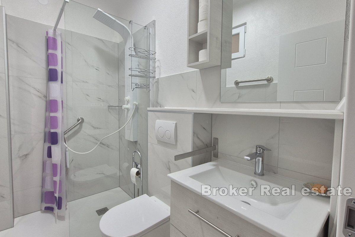 Casa con piscina e cortile paesaggistico