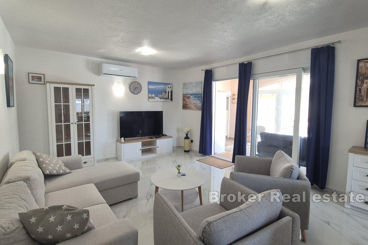 Casa con piscina e cortile paesaggistico