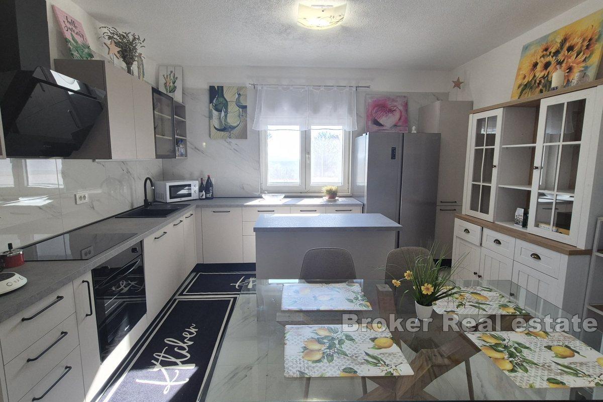 Casa con piscina e cortile paesaggistico