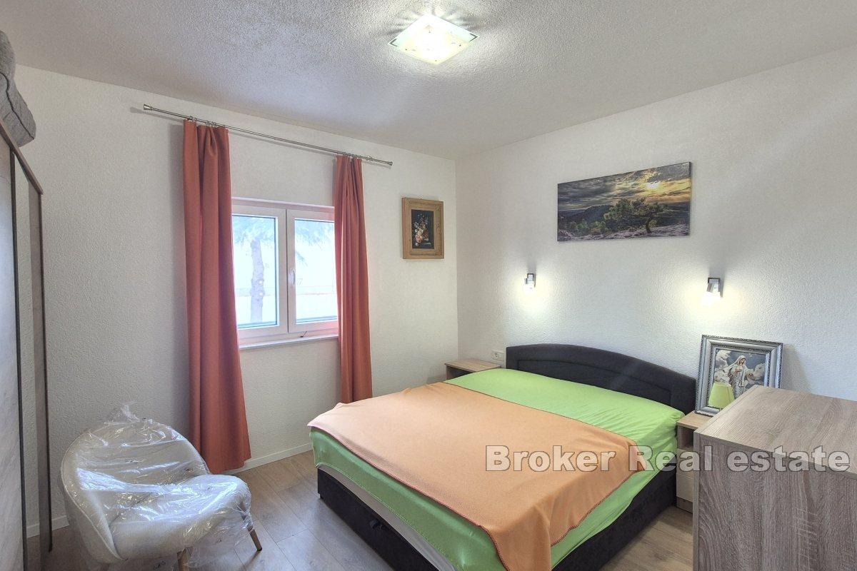 Casa con piscina e cortile paesaggistico