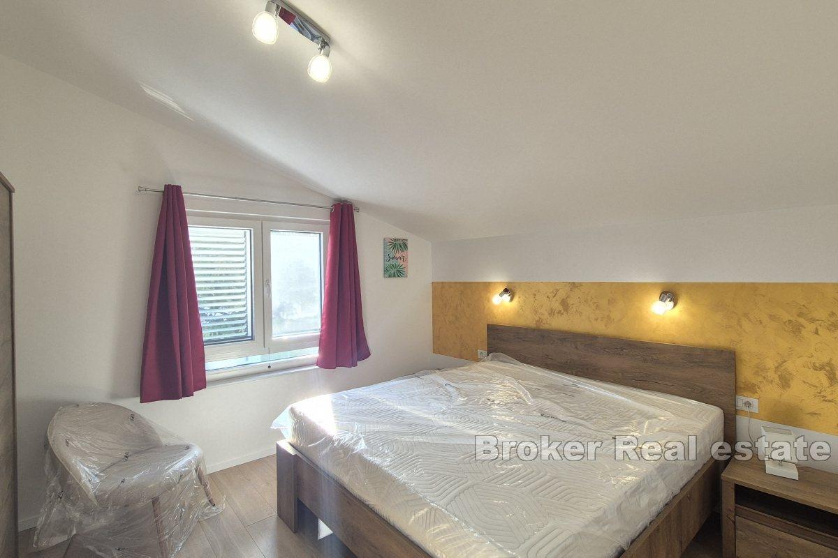 Casa con piscina e cortile paesaggistico