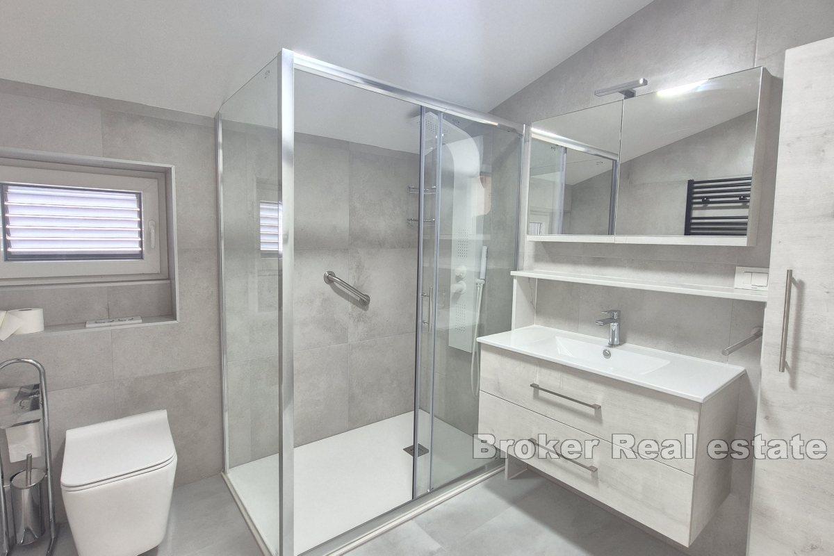 Casa con piscina e cortile paesaggistico