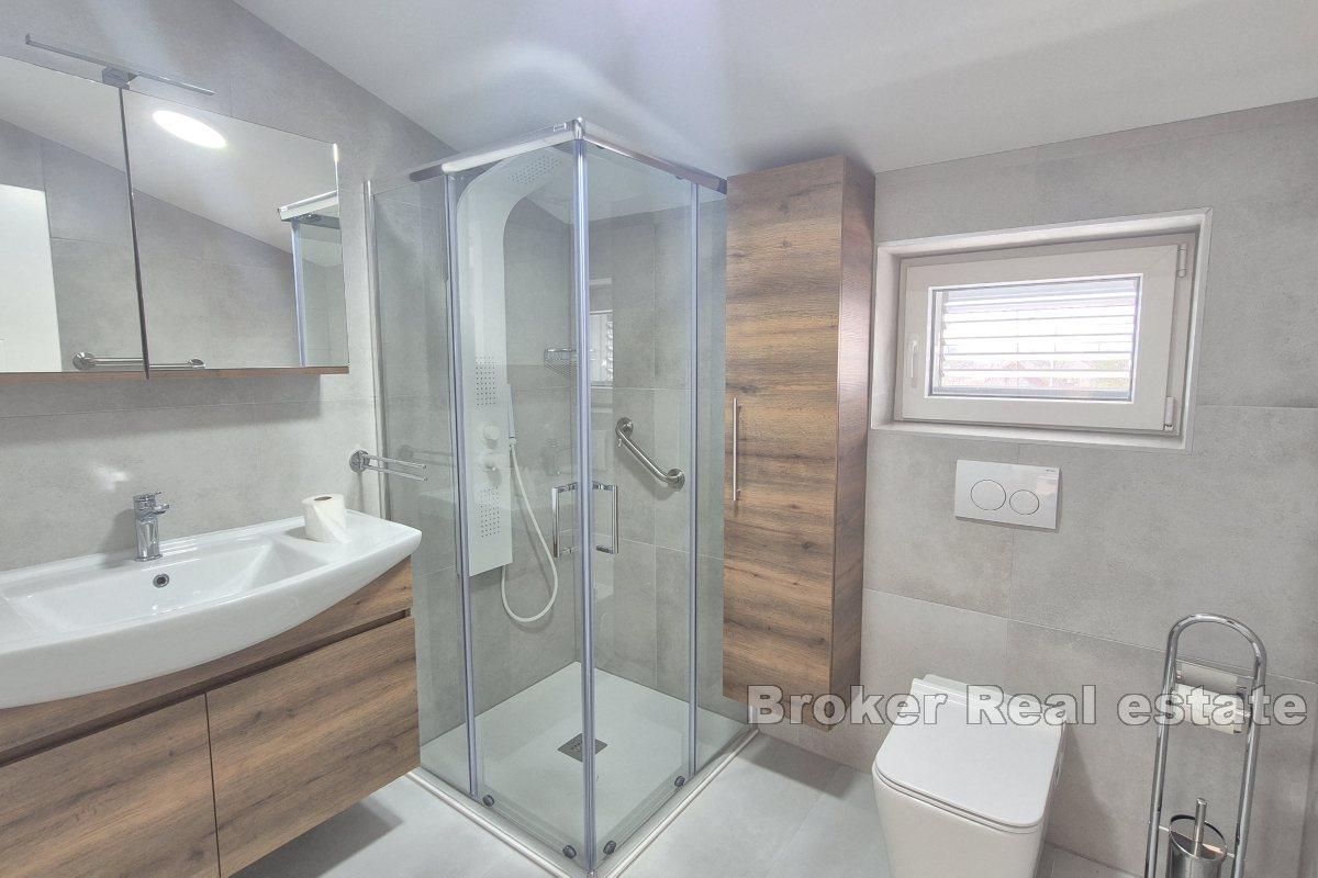 Casa con piscina e cortile paesaggistico