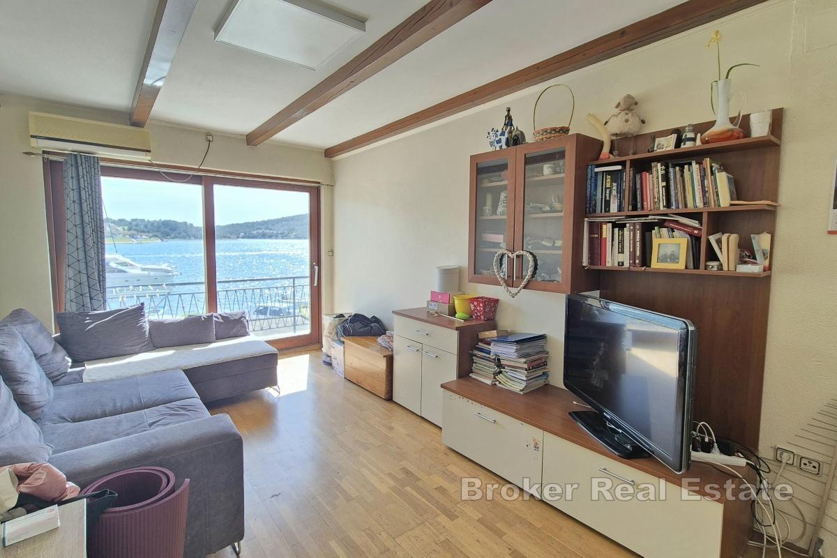 Hyreshus i första raden mot havet