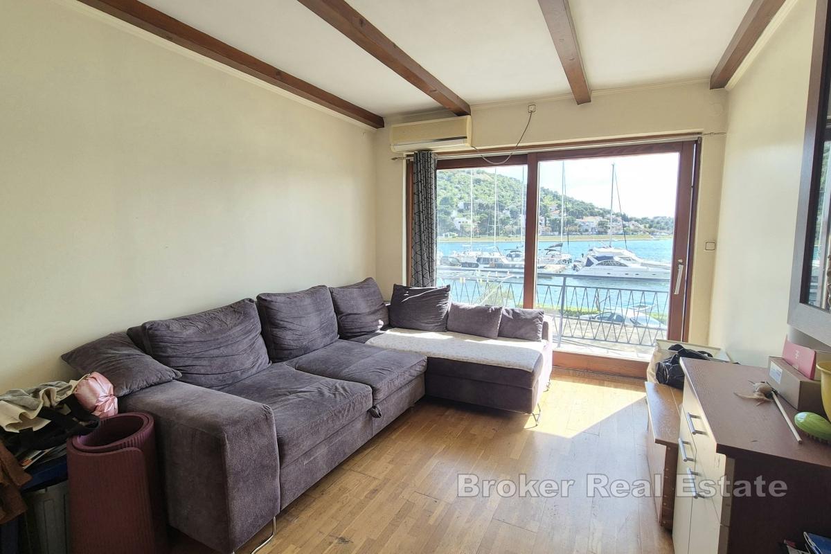 Hyreshus i första raden mot havet