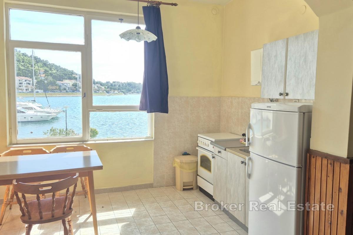 Hyreshus i första raden mot havet