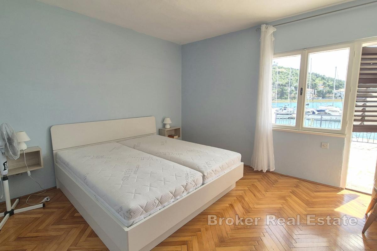 Apartmanska kuća u prvom redu do mora