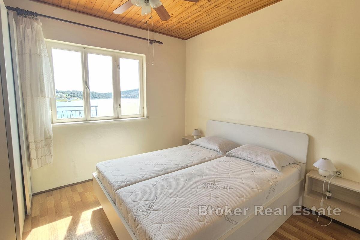 Apartmanska kuća u prvom redu do mora