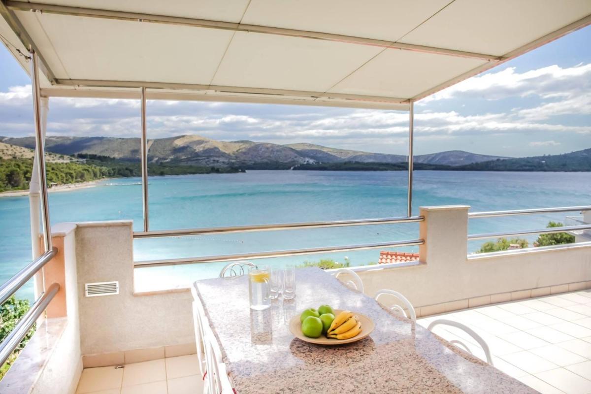 Immeuble d'appartements en deuxième rangée de la mer